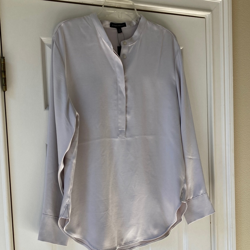 Banana Republic New with tags Women's Blouse in Light Gray.